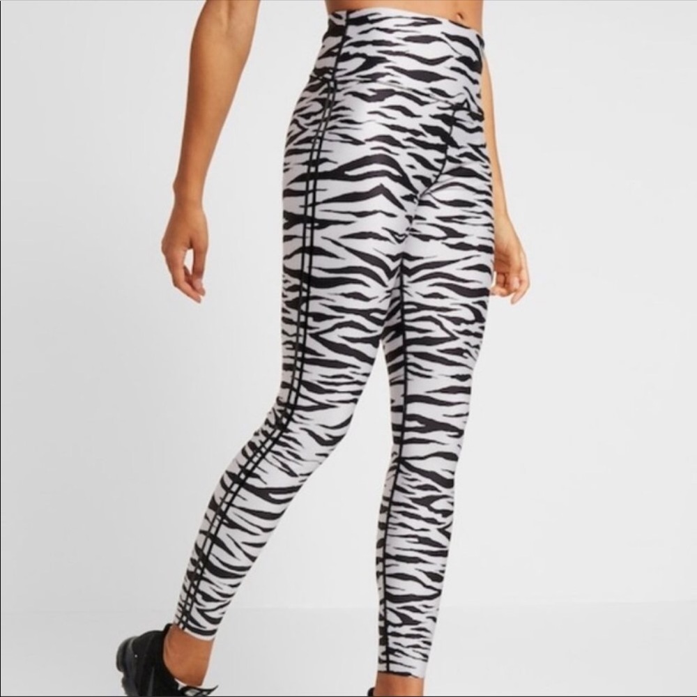 Good American Black & White Zebra Stripe High Waist Athleisure Sporty Leggings